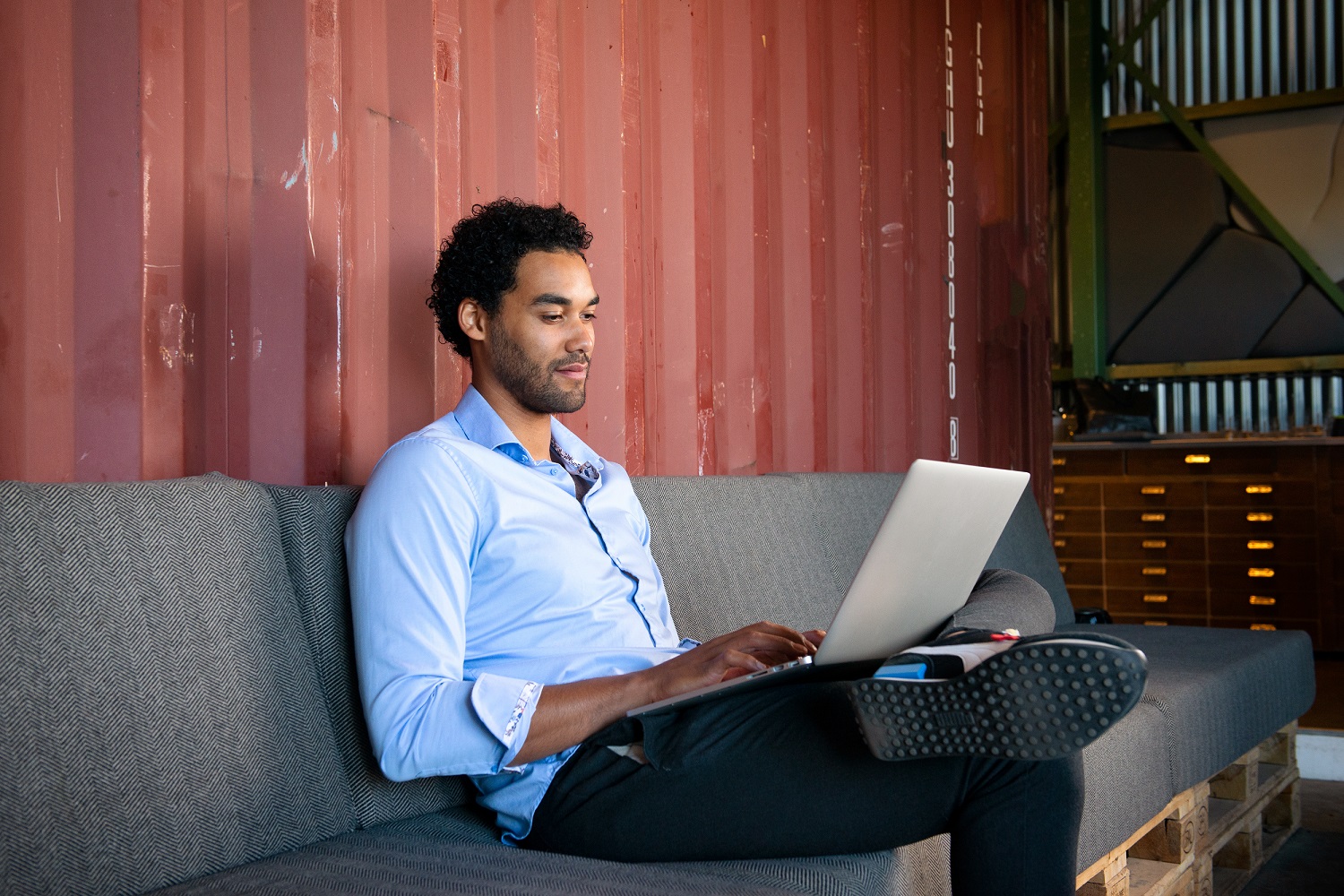 Axians_foto_Onbegrensd-werken-met-laptop