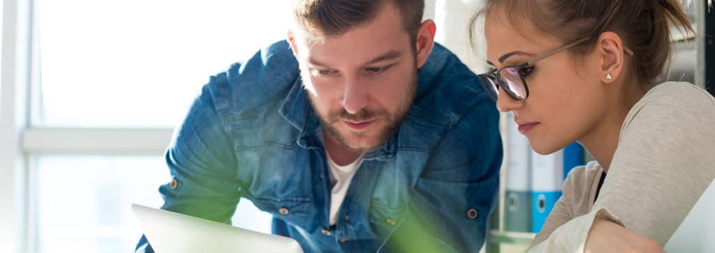 Axians sfeerbeeld, collega's kijken naar computerscherm