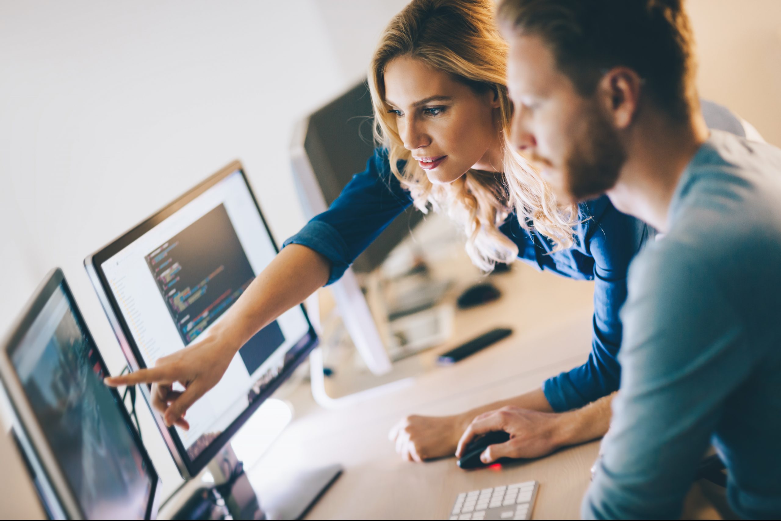 Axians sfeerbeeld, collega's aan het samenwerken achter computer