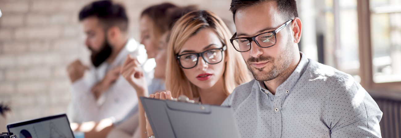 Twee collega's werken met IBM