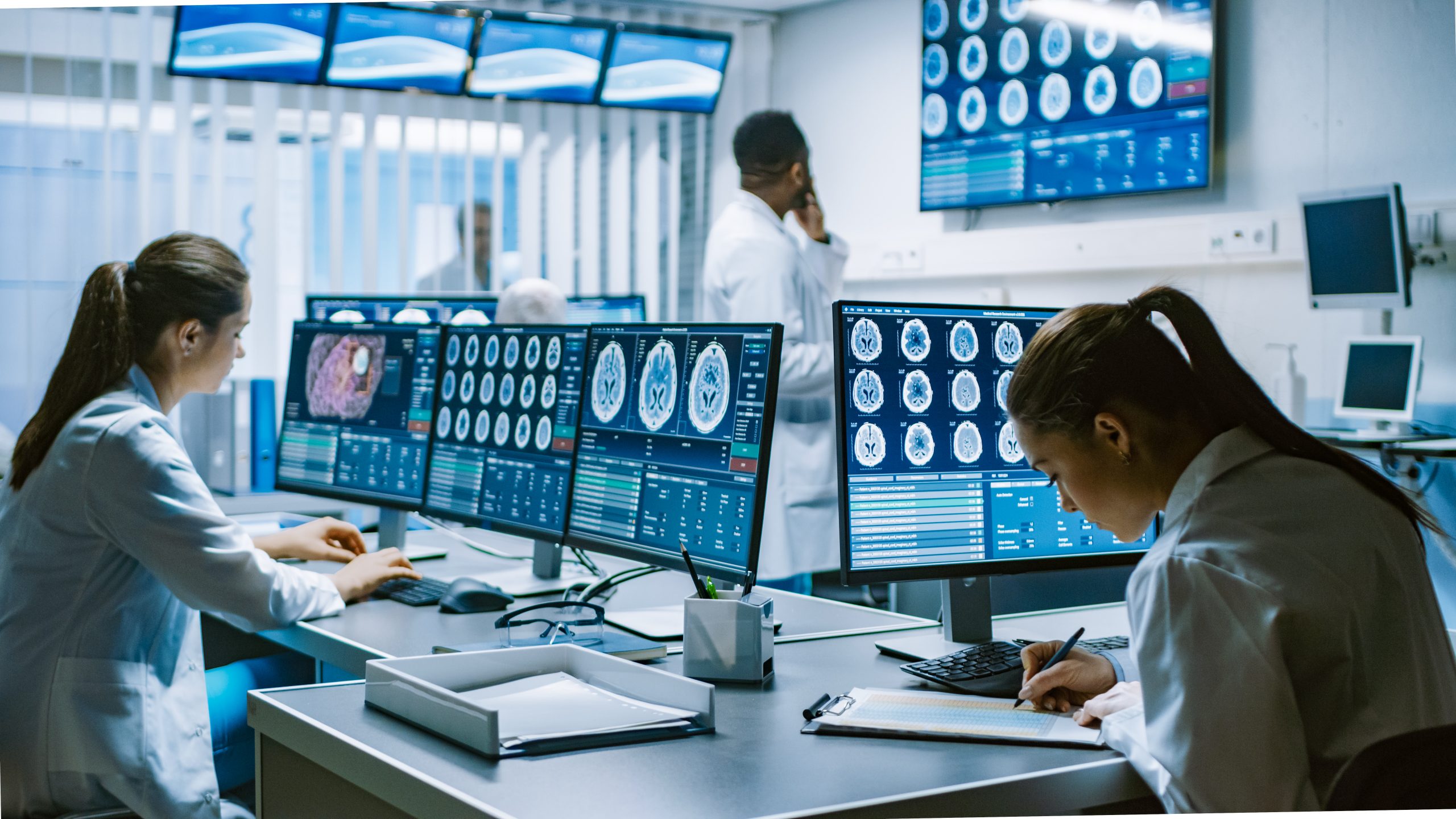 Medisch specialisten analyseren hersenscans