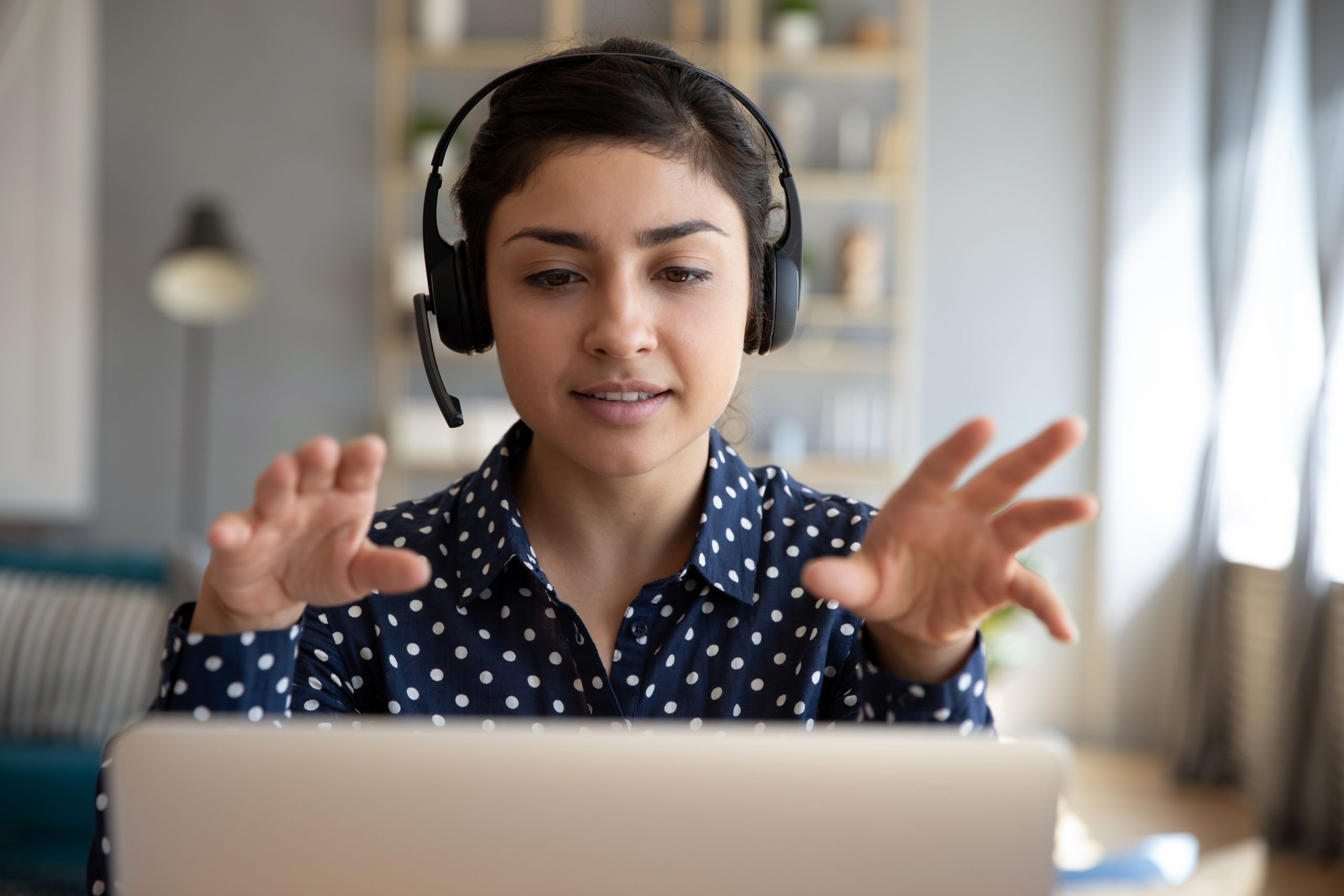 Axians sfeerbeeld, vrouw digitaal aan het bellen