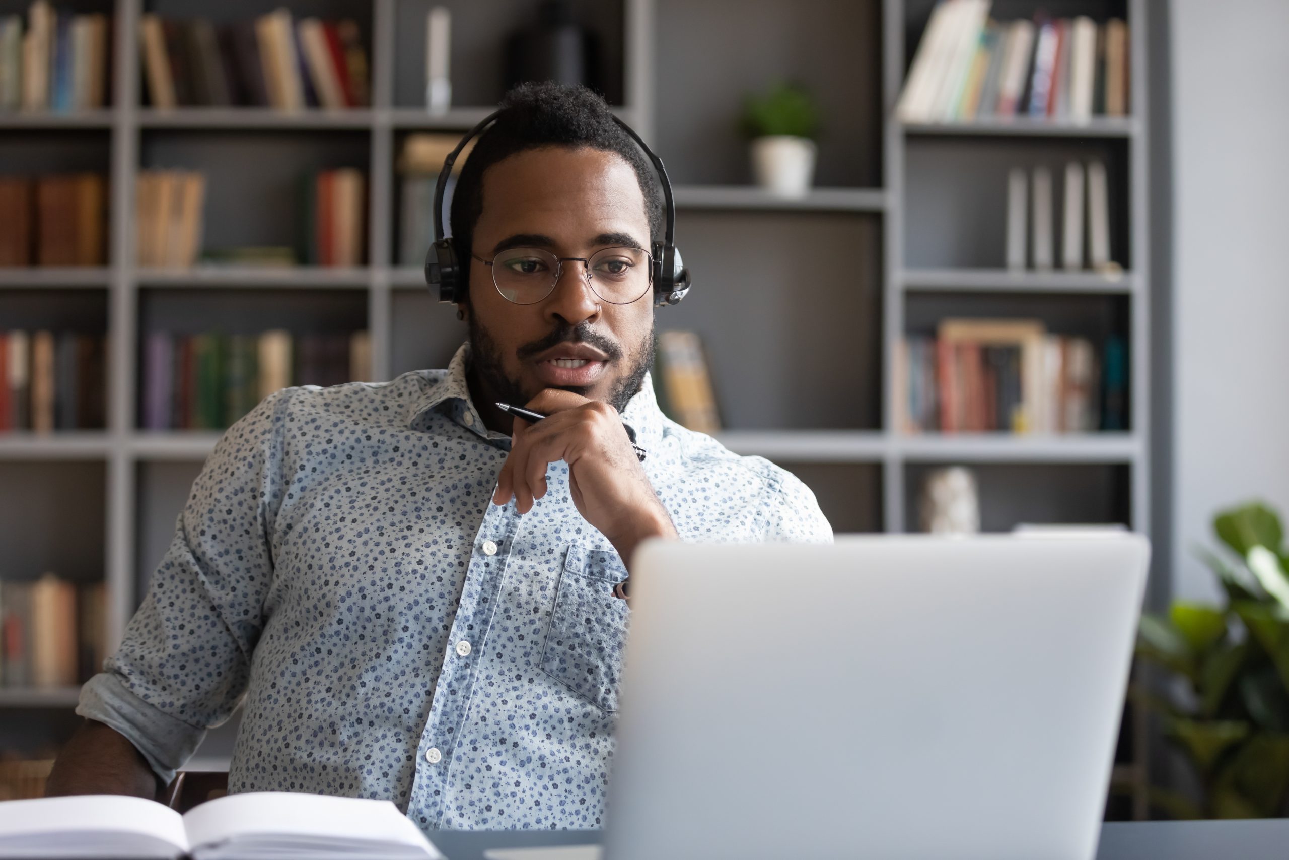 Axians sfeerbeeld, man is digitaal aan het bellen