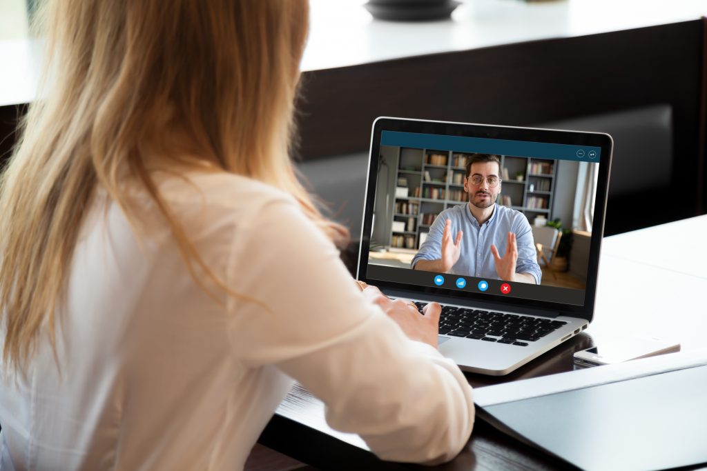 Axians sfeerbeeld, vrouw is aan het videobellen met collega