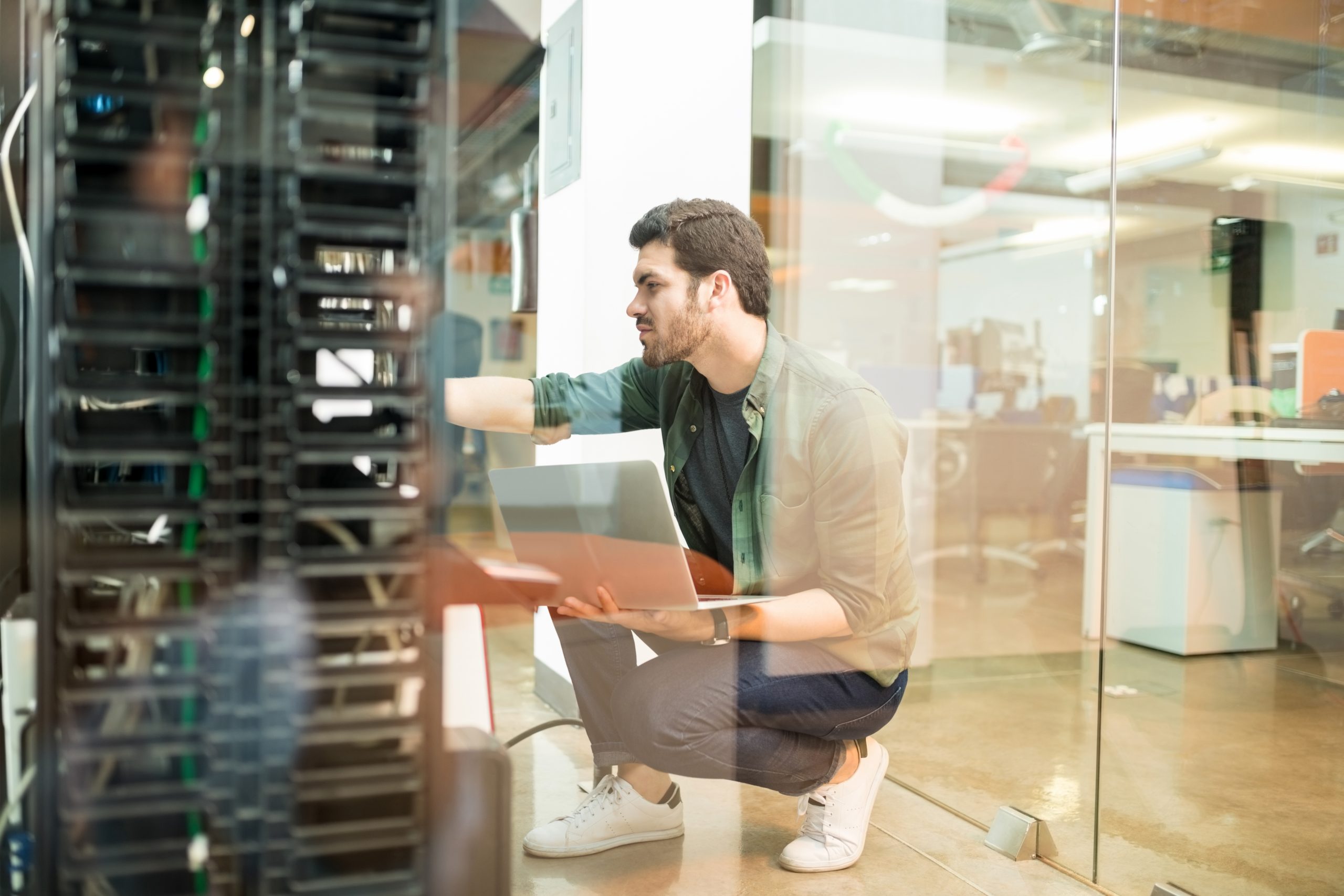 Axians sfeerbeeld, man werkend in datacenter