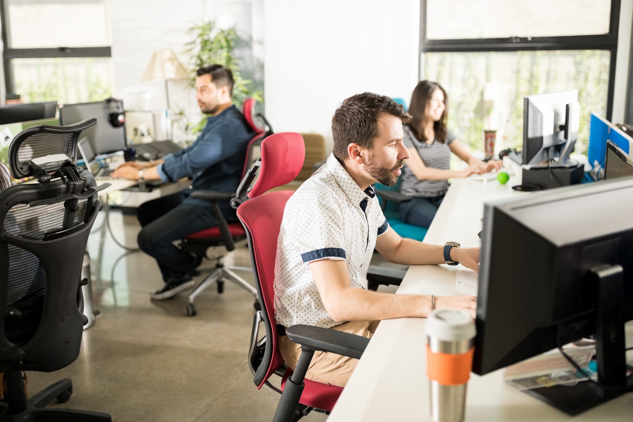 Axians sfeerbeeld, medewerkers aan het werk achter computer