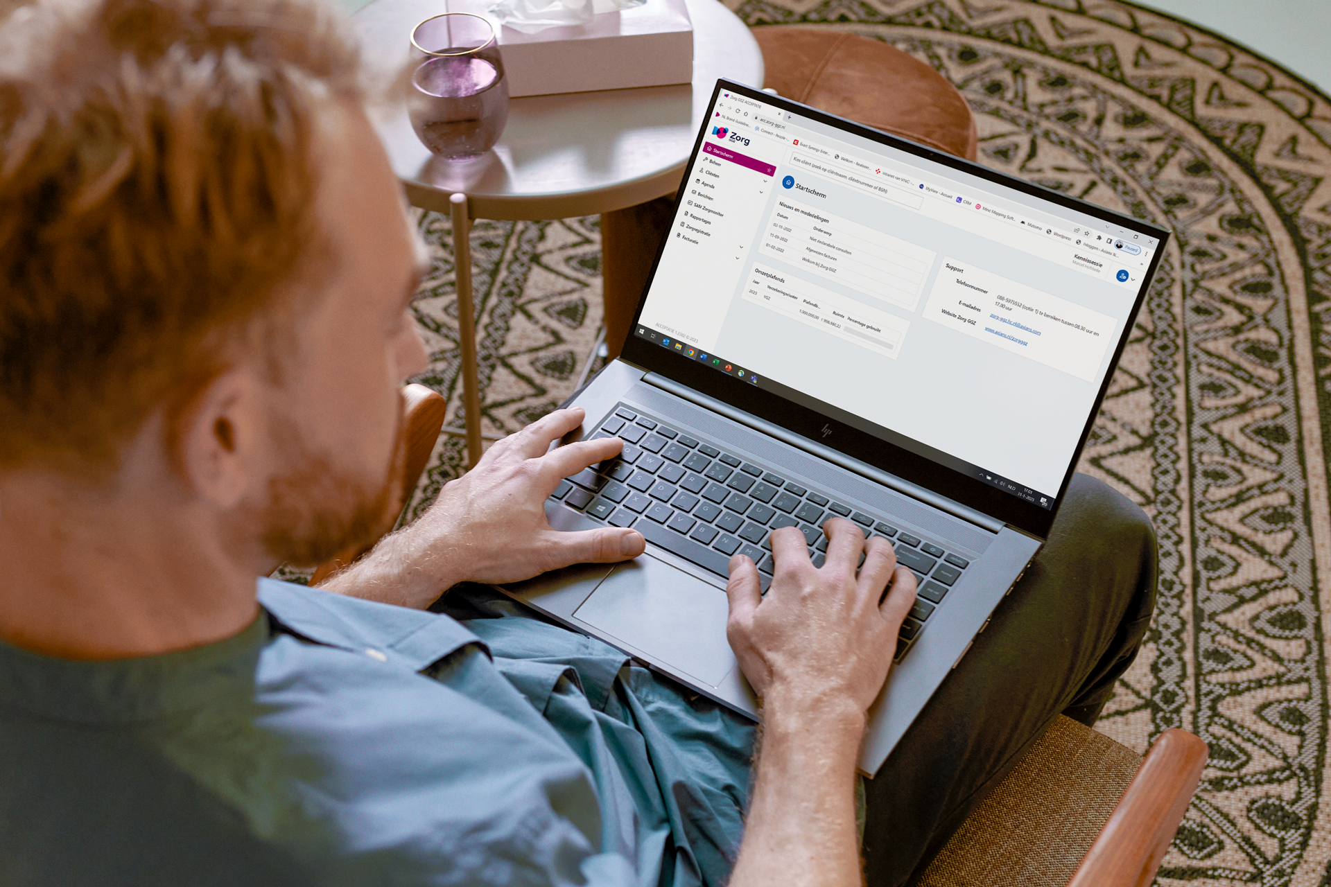 Zorg GGZ, werkend achter laptop