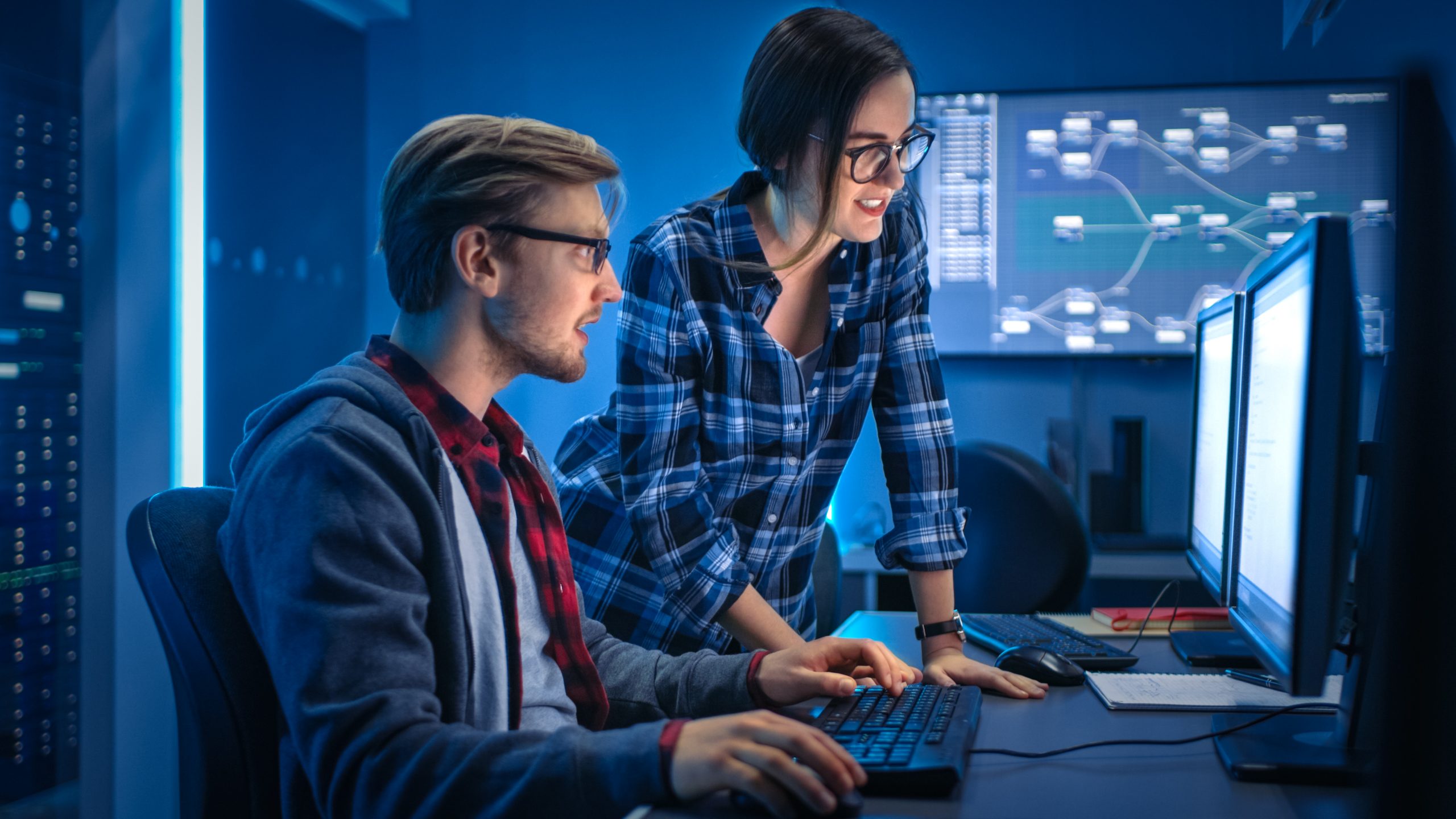 Axians sfeerbeeld, man en vrouw werken achter computer