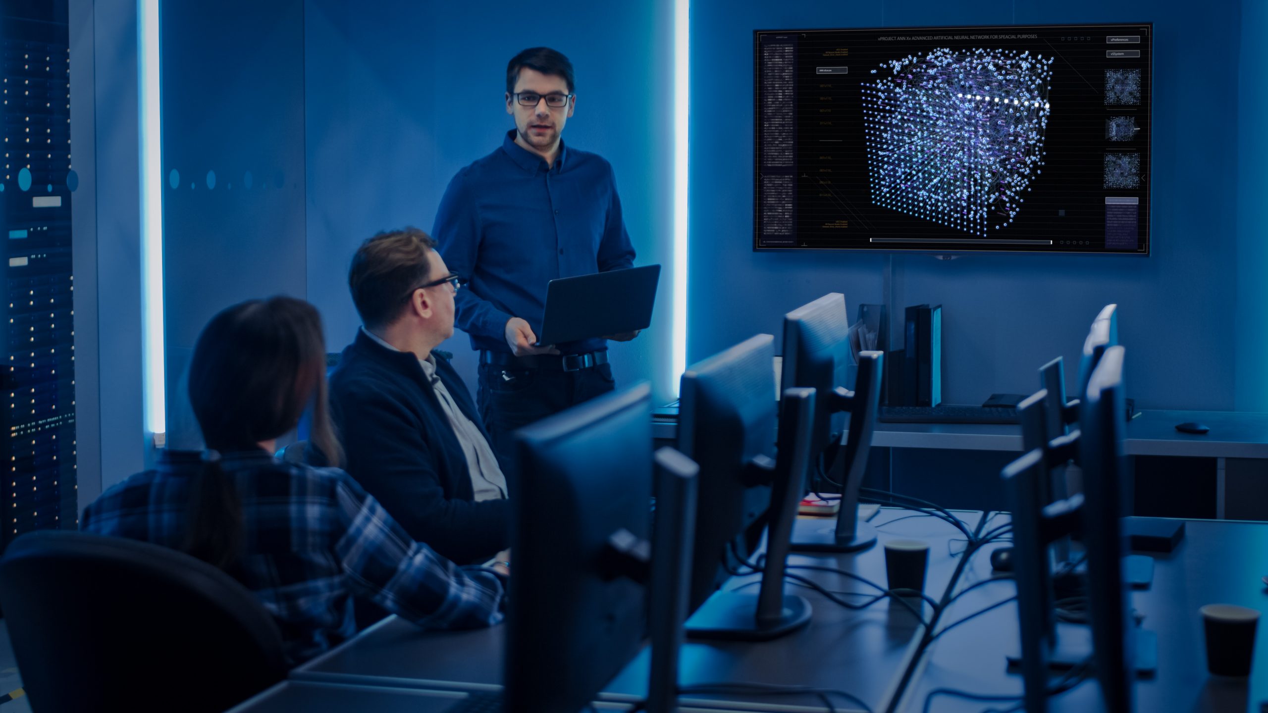 Axians sfeerbeeld, mannen in overleg in datacenter