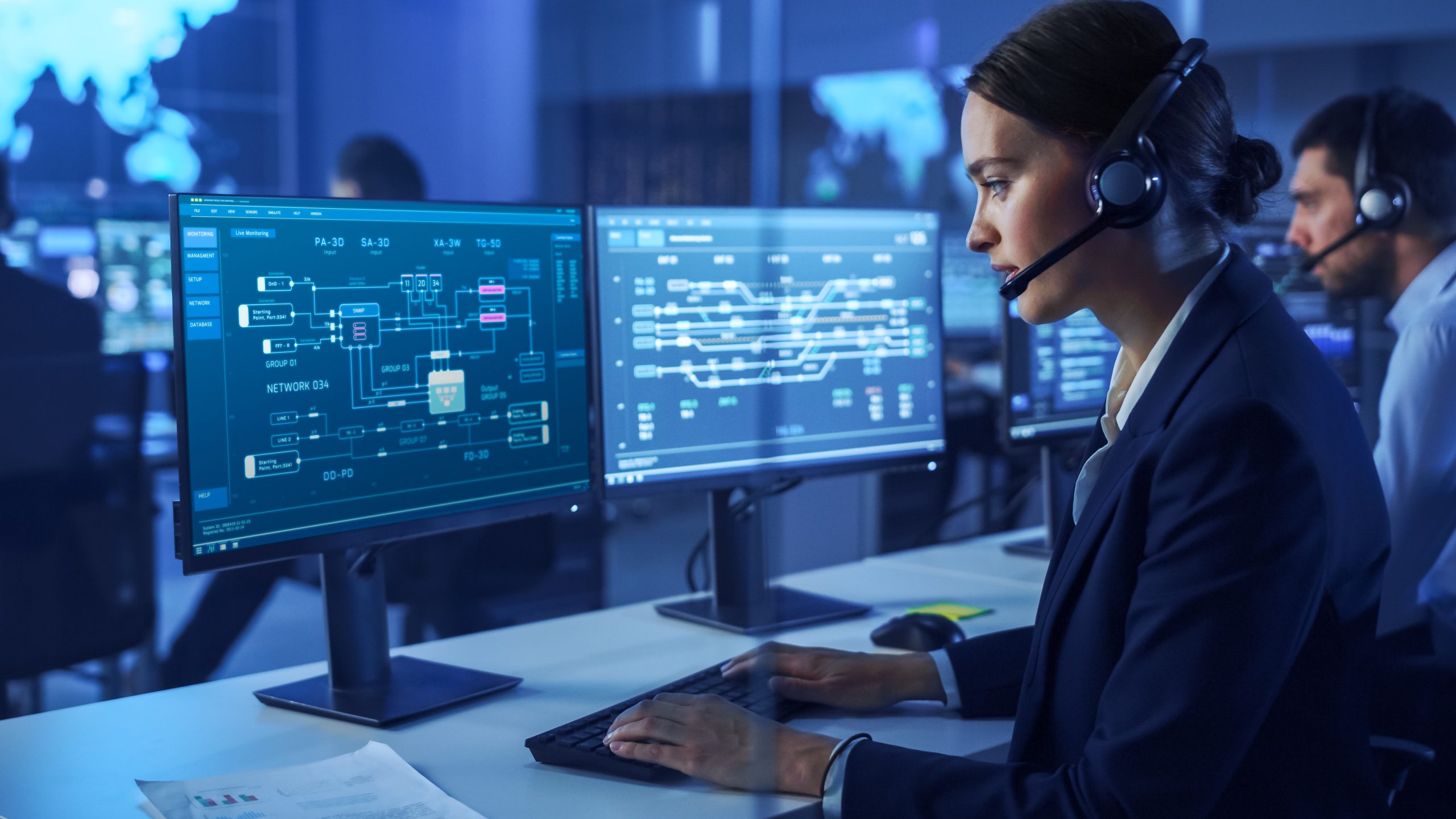 Axians sfeerbeeld, vrouw werkt achter computer